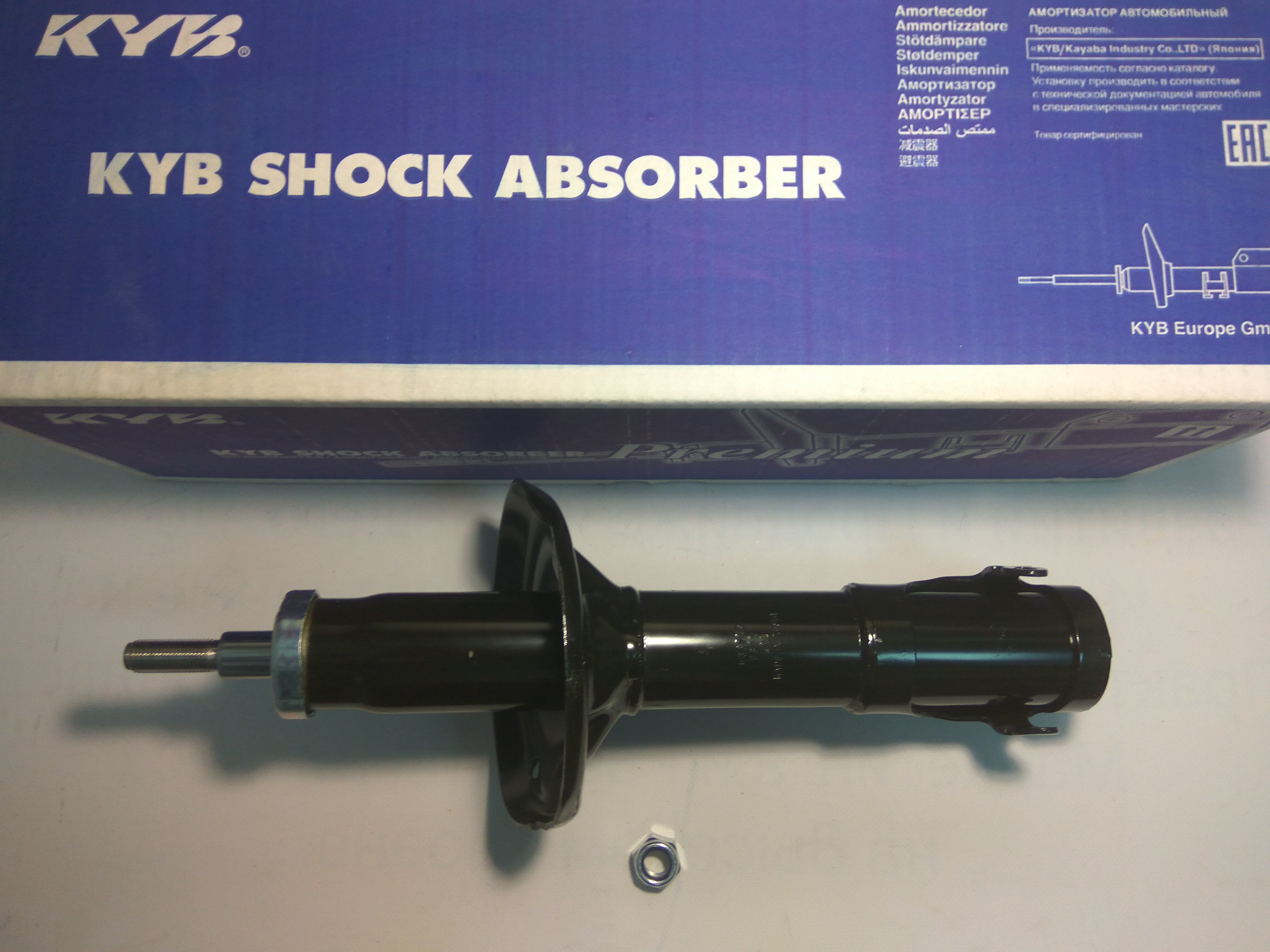 Передний амортизатор на VW Golf III (KYB 633712), масляный